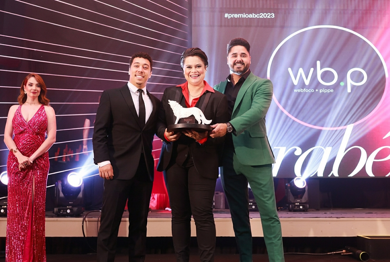 Beatrice Castro e equipe WBP recebendo premiação no Prêmio ABC 2023
